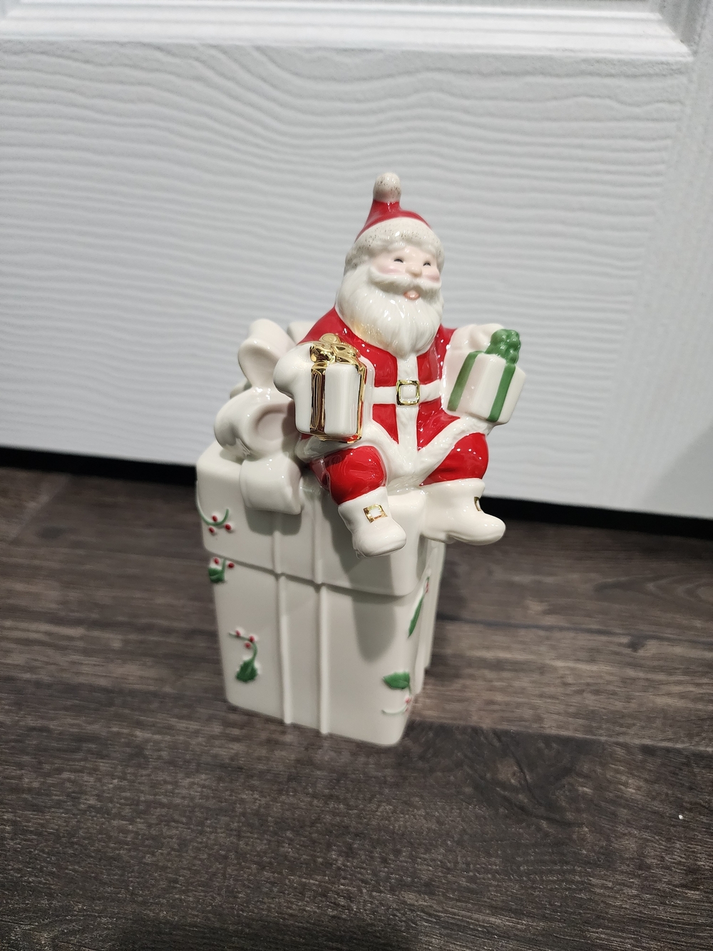 Lenox Merry Musicals Santa Music Box Santa sitting on Gift- NIB